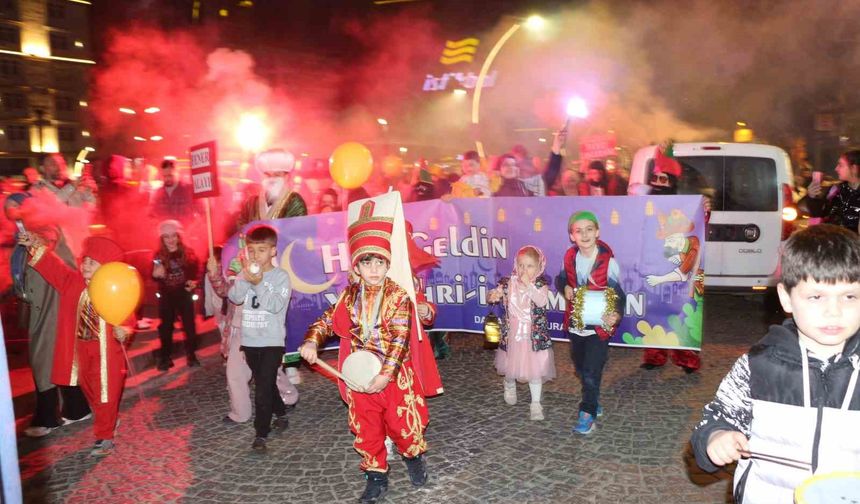 Rize'de minikler ve aileleri Ramazan ayını fener alayı ile karşıladı