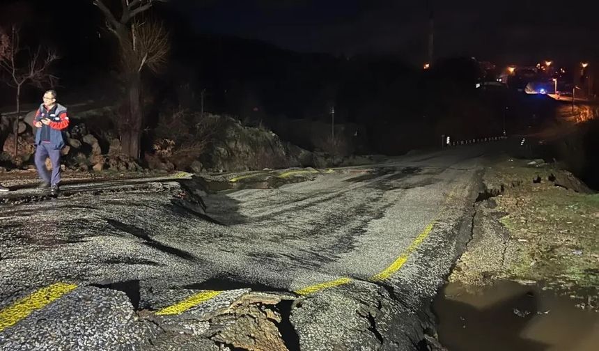 Yoğun yağış sonrası köy yolunda çökme meydana geldi