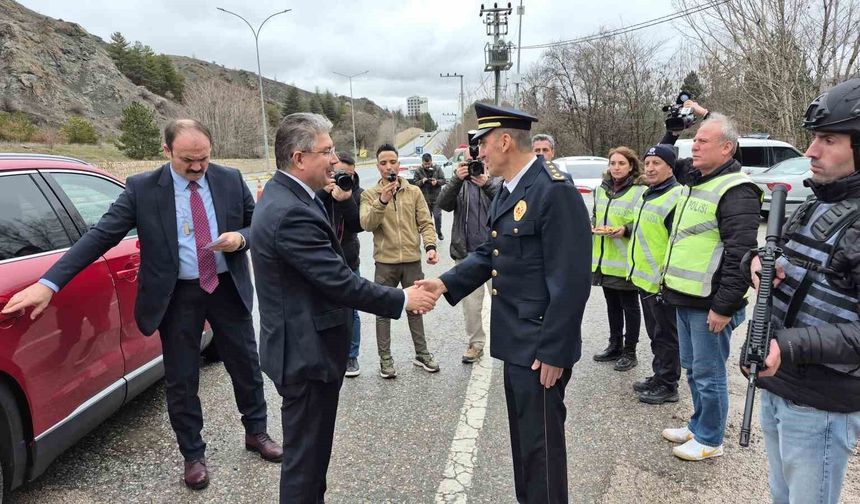 Vali Yılmaz, görev başındaki polis ve jandarma ile bayramlaştı
