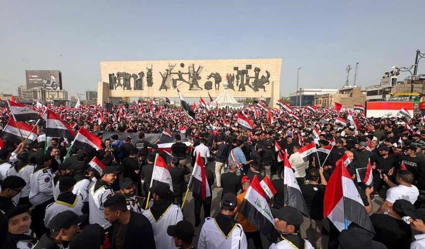 Bağdat'ta binlerce kişi İran'a destek için sokakları doldurdu