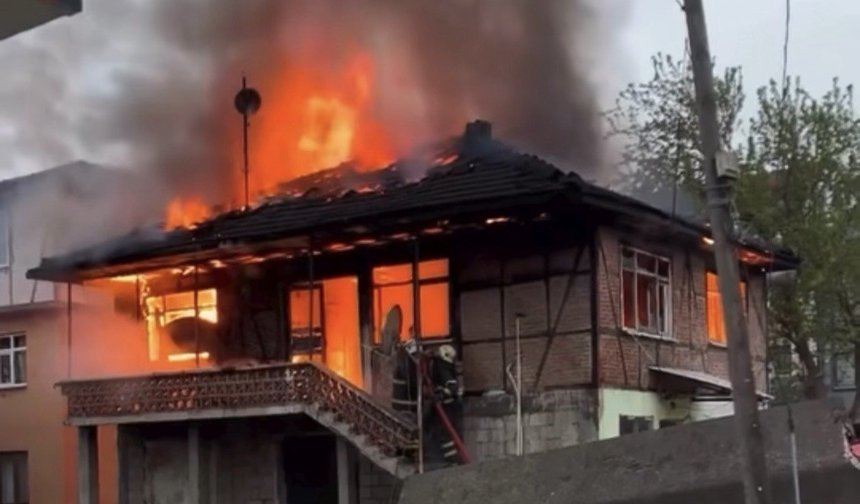 Düzce'de iki katlı ev alev topuna döndü