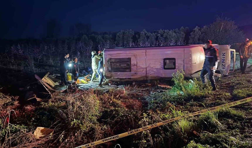 İznik'de feci kaza; 12 yaralı 1 ölü