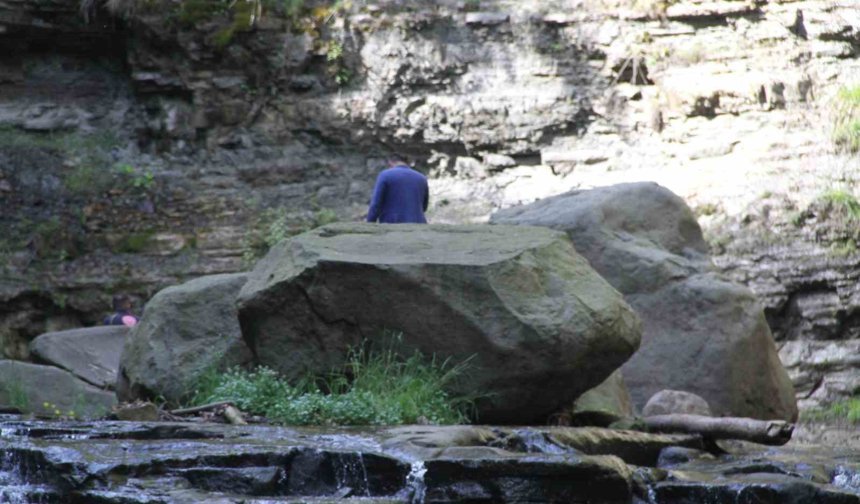 Kabaceviz Şelalesi'nde piknik yapan kardeşlerin üzerine kaya düştü: 1 ölü