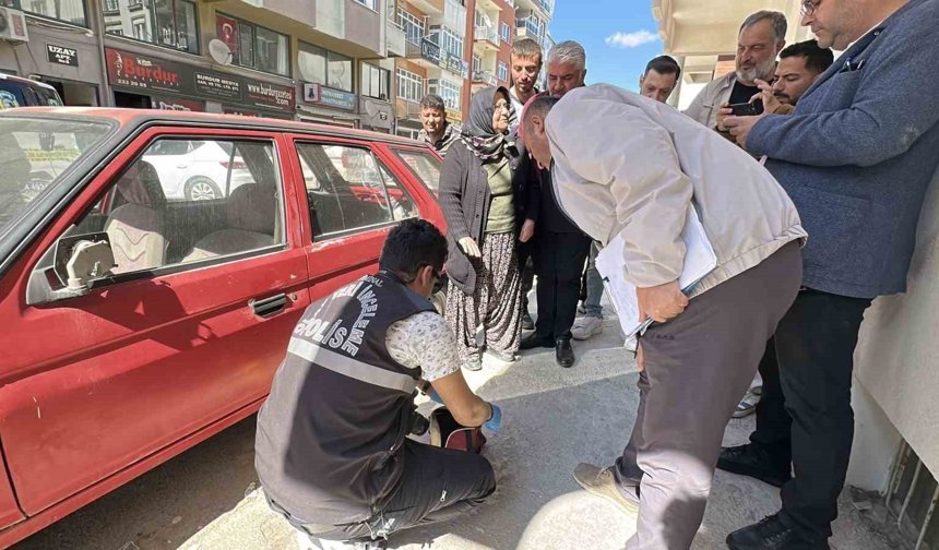 Kadının kapıda unuttuğu çantadaki altın ve paraları çaldılar