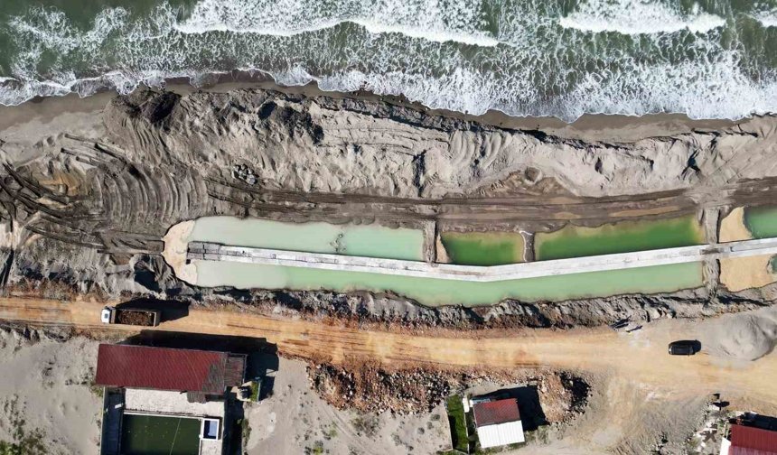 Kıyı erozyonunun tahrip ettiği Karasu sahilinde önlemler alınıyor