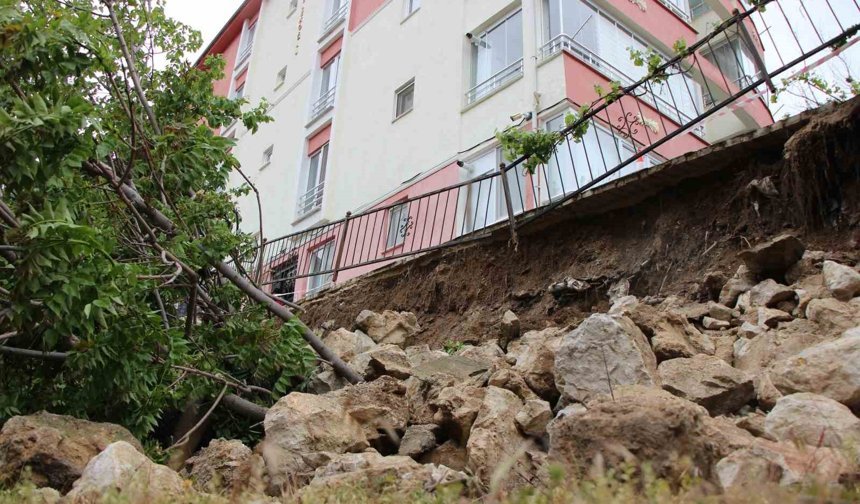 Amasya'da binanın istinat duvarı çöktü