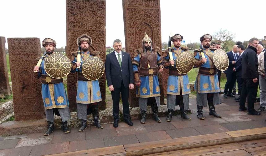 İçişleri Bakanı Mustafa Çiftçi, Ahlat'ta Selçuklu Mezarlığını ziyaret etti