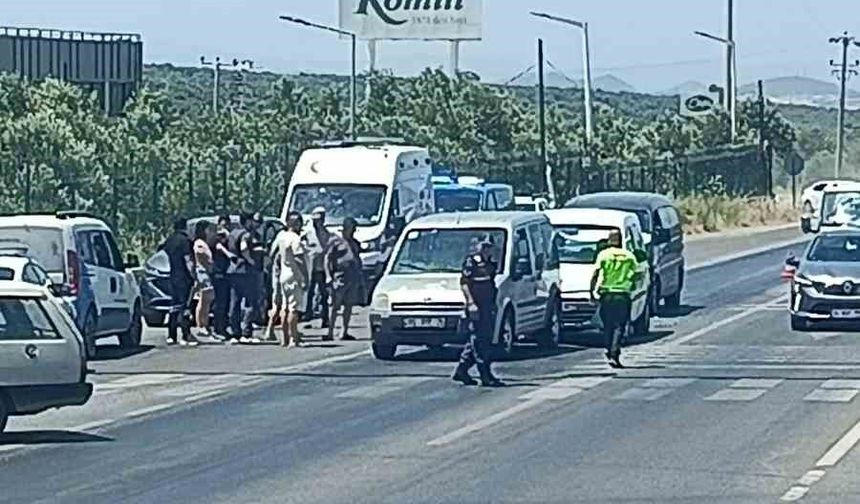 Ayvalık'ta Kozak kavşağında zincirleme kaza: 3 araç birbirine girdi
