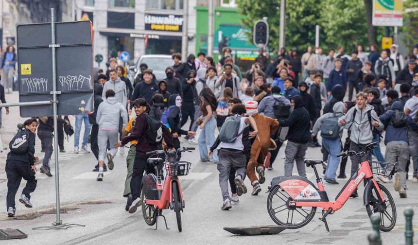 Belçika'da protestocular ile polis arasında çatışma