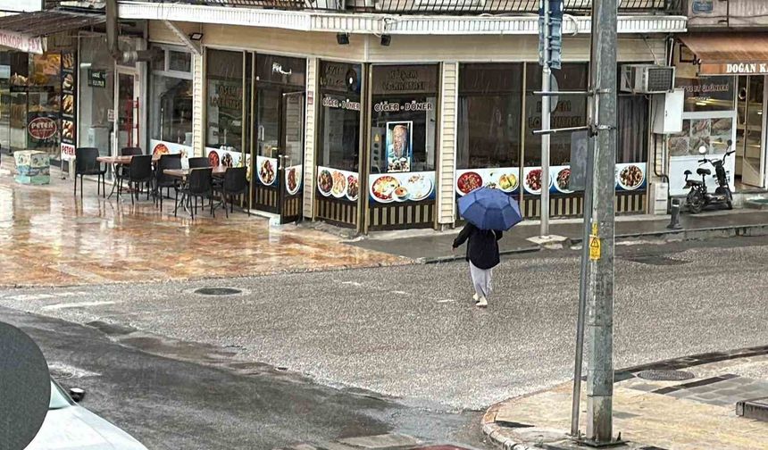 Düzce'de bunaltan sıcakların ardından yağan yağmur serinletti