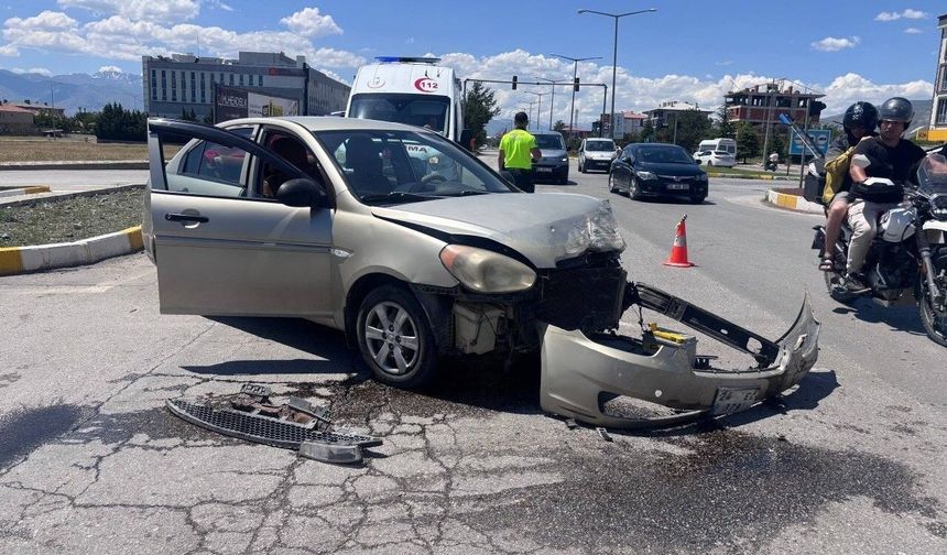 Erzincan'da iki otomobil çarpıştı: Araçlar hurdaya döndü