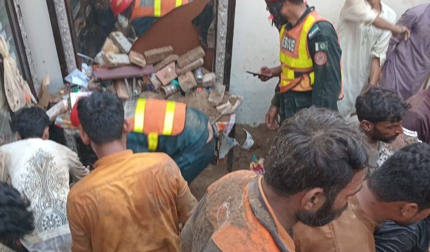 Pakistan'da dershanenin çatısı çöktü: 14 ölü