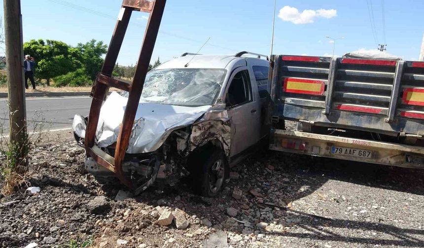 Ters yönden giden hafif ticari araç direğe çarptı: 1 yaralı