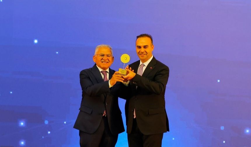 Başkan Büyükkılıç, Türkiye'de ilk olan RES projesiyle Bakan Kacır'ın elinden ödül aldı