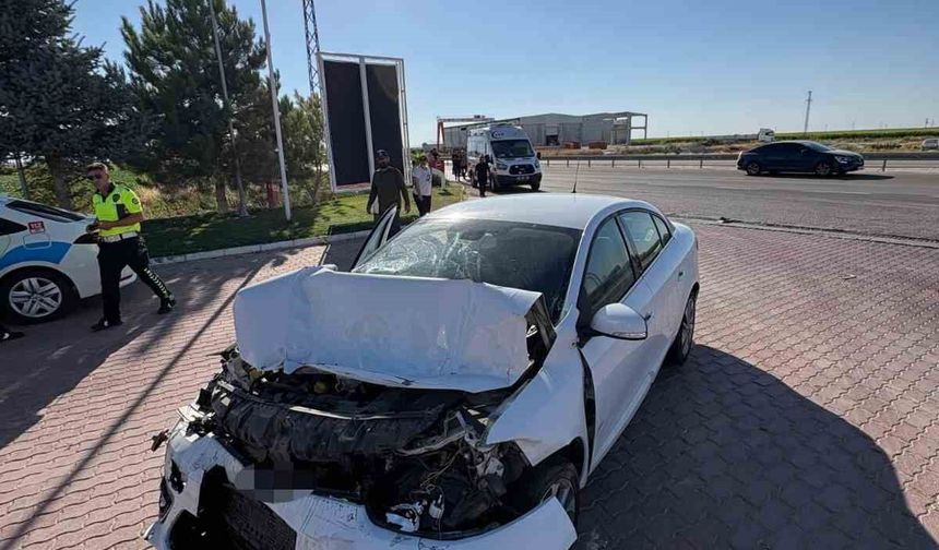Otomobil kamyona arkadan çarptı: Aynı aileden 5 kişi yaralandı