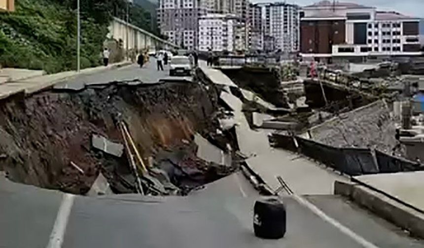 Rize'de yol çöktü, 2 bina tahliye edildi