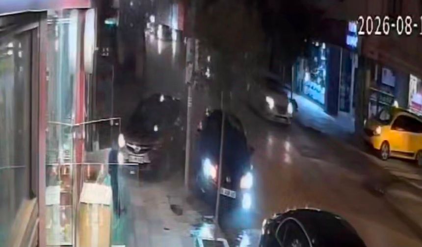Elazığ'da iki otomobil çarpıştı: O anlar kamerada