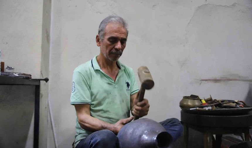 Gaziantep'te 57 yıllık bakır ustası mesleğinin yok olmasından endişe ediyor