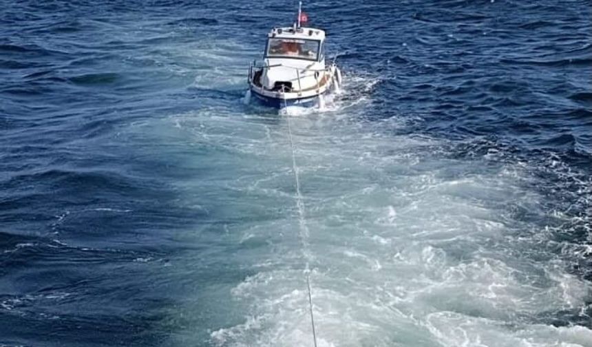 Küçükçekmece'de makine arızası nedeniyle sürüklenen tekne kurtarıldı