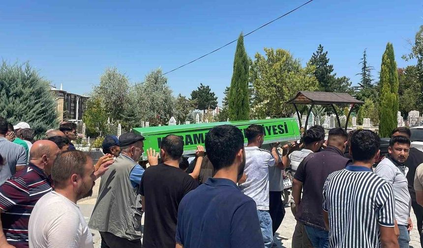 Motosikletin otomobile ok gibi saplandığı kazada ölen genç toprağa verildi