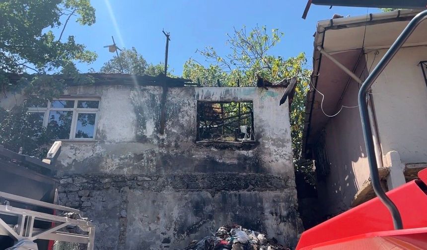 Pendik'te metruk ev yangını yan binaya sıçradı