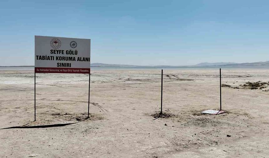 Seyfe Gölü'nde bilgilendirme tabelalarına vandalizm