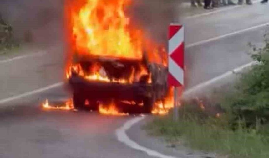 Seyir halindeki otomobil alev topuna döndü