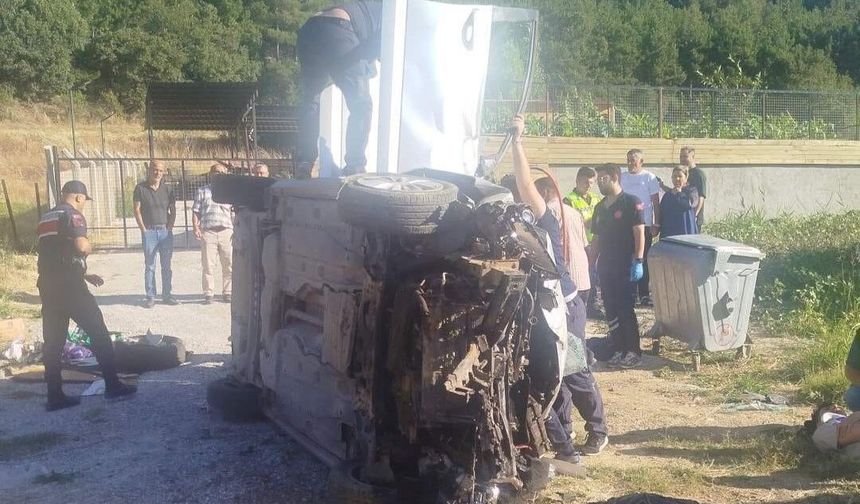 Uşak'ta otomobil karşı şeride geçip devrildi: 1 ölü, 3 yaralı