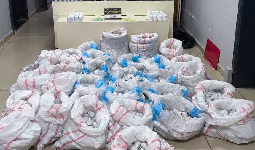 Hastane otoparkındaki araçta 256 binden fazla sentetik ecza hap ele geçirildi: 4 gözaltı