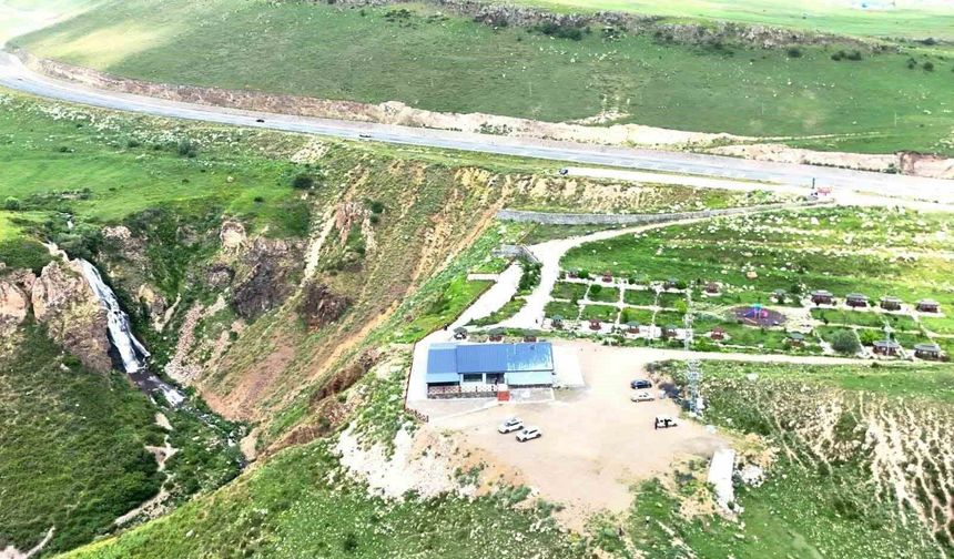 Vali Polat, Susuz Şelalesi'nde vatandaşlarla bir araya geldi