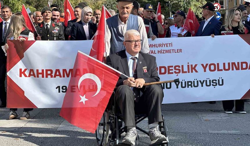 Yürüyüşe tekerlekli sandalyesiyle katılan gazi herkese örnek oldu