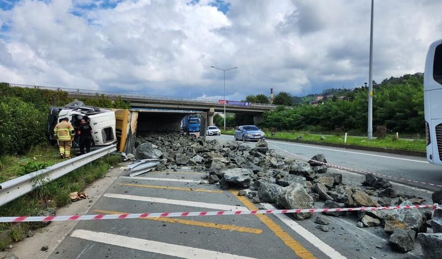 Rize'de kaza yapan kamyona arkadan gelen taş yüklü kamyon çarptı: 3 yaralı