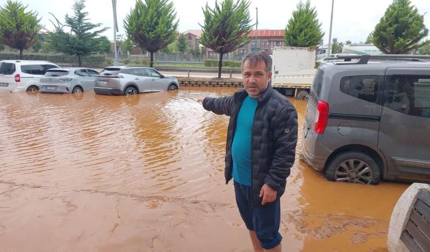 2 Gün önce aldığı aracının sular içinde kaldığını görünce büyük üzüntü yaşadı