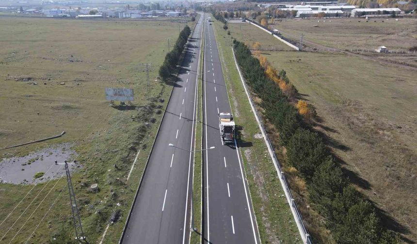 Ardahan'da asfaltlanan yollara son dokunuş: Şerit çizgileri çizildi