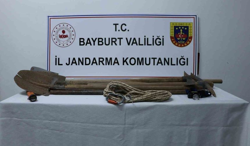 Bayburt'ta izinsiz kazı yapan 6 şüpheli suçüstü yakalandı