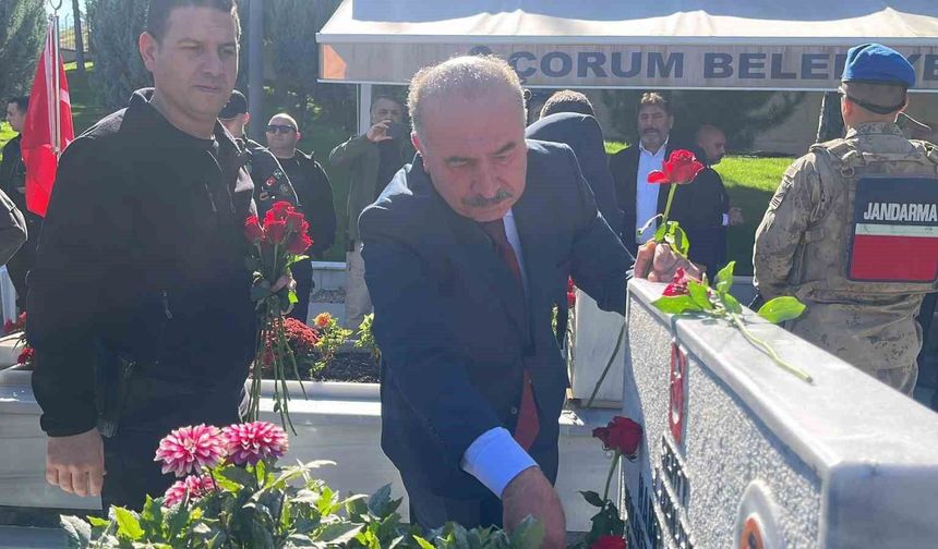 Çorum'da şehitler kabirleri başında dualarla anıldı