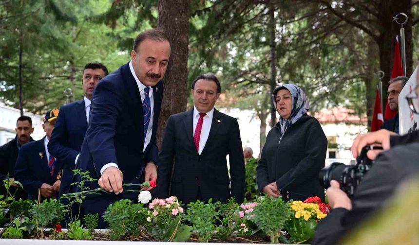 Isparta'da 29 Ekim Cumhuriyet Bayramı kutlamaları çelenk töreniyle başladı