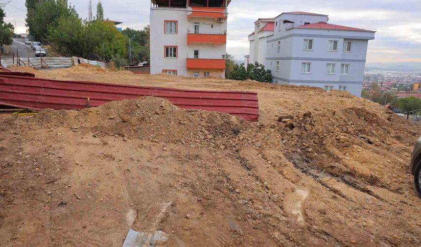 Kahramanmaraş'ta temel kazısında çöken alan ve yol toprakla dolduruldu