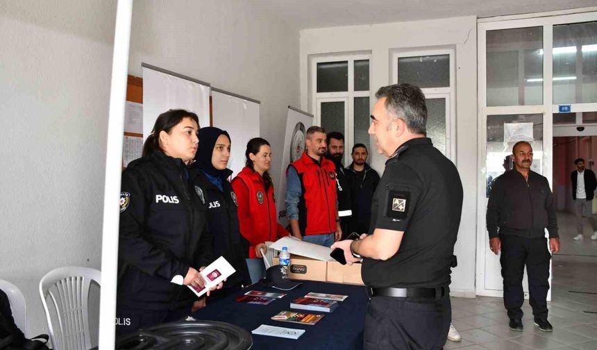 Kars Emniyet Müdürü Tombul, üniversiteli gençlerle bir araya geldi