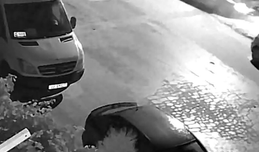 Otomobilin elektrik direğine çarptığı anlar güvenlik kamerasında