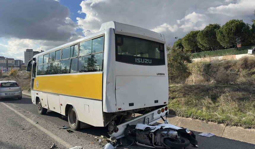 Uşak'ta motosiklet halk otobüsüne çarptı: 1 ölü, 1 ağır yaralı