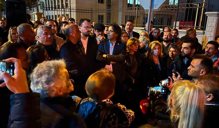 Yeni Partililer Şeniz Doğan'a destek için adliye önünde toplandı