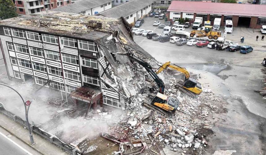 Rize İl Özel İdaresi'nin 50 yıllık binasında yıkım başladı