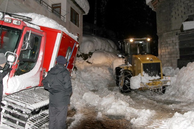 25 KİLOMETRELİK KARLI YOLDA 15 SAAT SÜREN ZORLU ÇALIŞMA