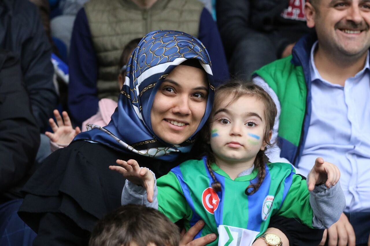 Çaykur Rizespor tribünlerinden renkli görüntüler