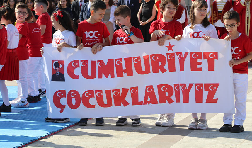 Rize’de Cumhuriyetin 100. yılı coşkuyla kutlandı