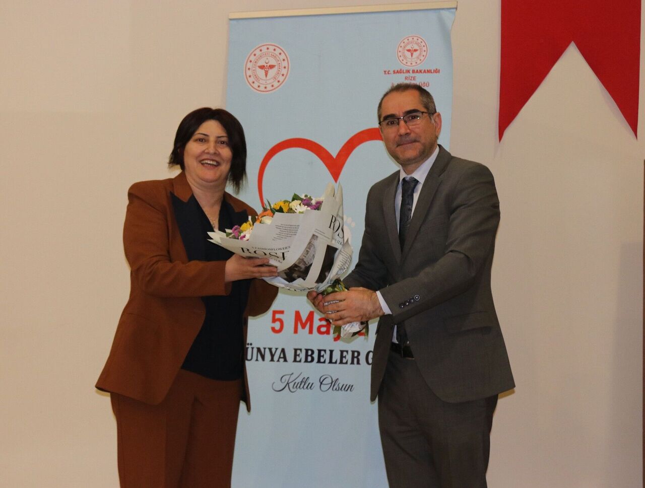 Thumbnail Hayatın Başladığı Yerde Onlar Var Rize’de Ebeler Günü Anlamlı Bir Programla Kutlandı! (3)