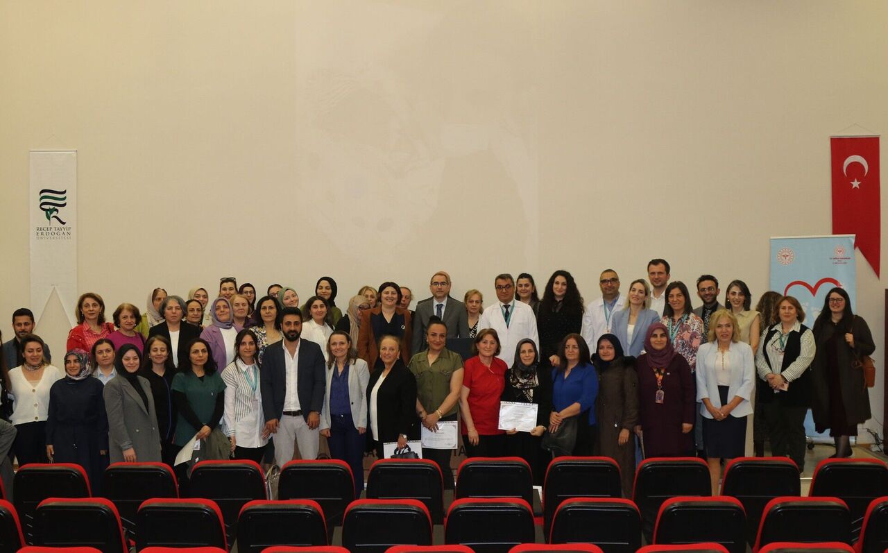 Thumbnail Hayatın Başladığı Yerde Onlar Var Rize’de Ebeler Günü Anlamlı Bir Programla Kutlandı! (5)