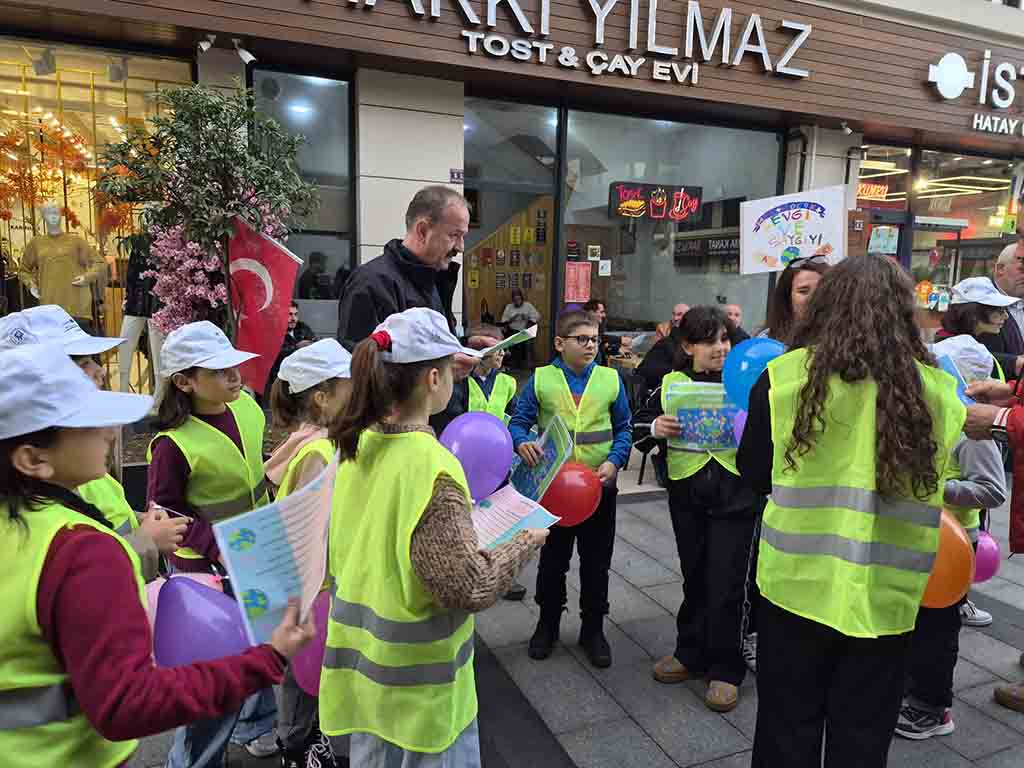 586603429 1145931234421800 8704898533042586624 N