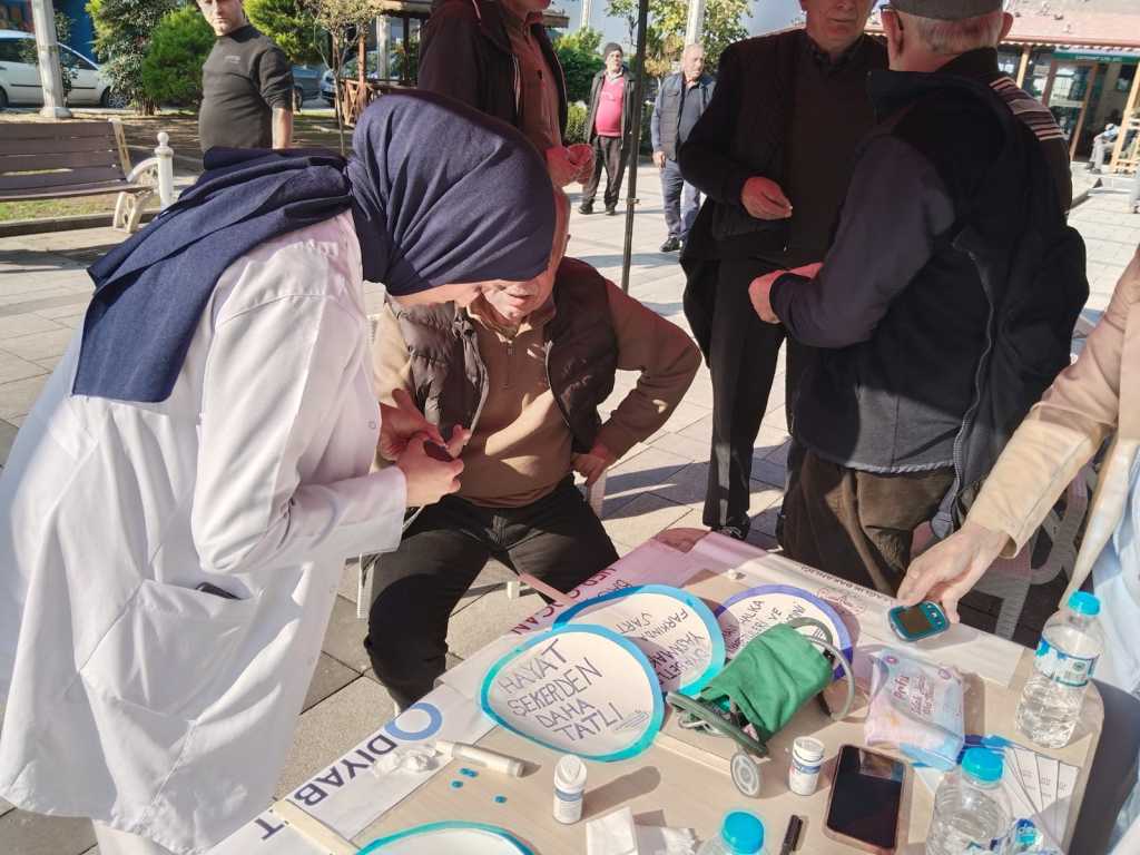 14 Kasım Dünya Diyabet Günü Kapsamında Rize’de Farkındalık Etkinlikleri Düzenlendi (7)